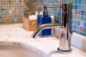 Ducha, secador de pelo, bidet, toallas