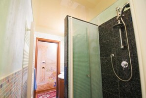 Dusche, Haartrockner, Bidet, Handtücher
