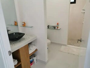 Douche, sèche-cheveux, serviettes fournies, savon