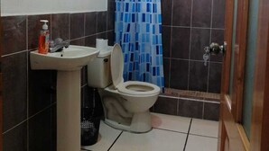 Bathroom - Hostal Maya Land (Santa Cruz del Quiché)