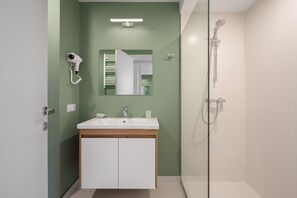 Dusche, Hydromassagedusche, Haartrockner, Hausschuhe