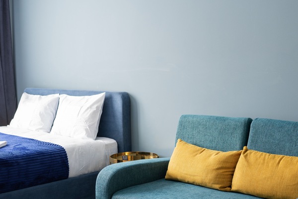 Escritorio, espacio para trabajar con laptop y wifi gratis