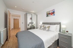 2 bedrooms, iron/ironing board, Internet, bed sheets - Skyvillion - LONDON RIVER THAMES Mins to O2 Arena, London Excel, Wifi & Parking (Greater London)