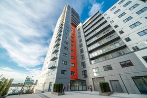 Exterior - Skyvillion - LONDON RIVER THAMES Mins to O2 Arena, London Excel, Wifi & Parking (Greater London)