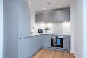Fridge, microwave, oven, stovetop - Skyvillion - LONDON RIVER THAMES Mins to O2 Arena, London Excel, Wifi & Parking (Greater London)