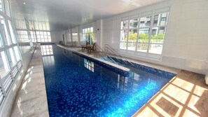 Piscina interna, piscina externa, funciona das 8h às 22h, guarda-sóis