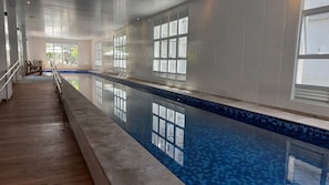 Innenpool, Außenpool, Sonnenschirme, Liegestühle