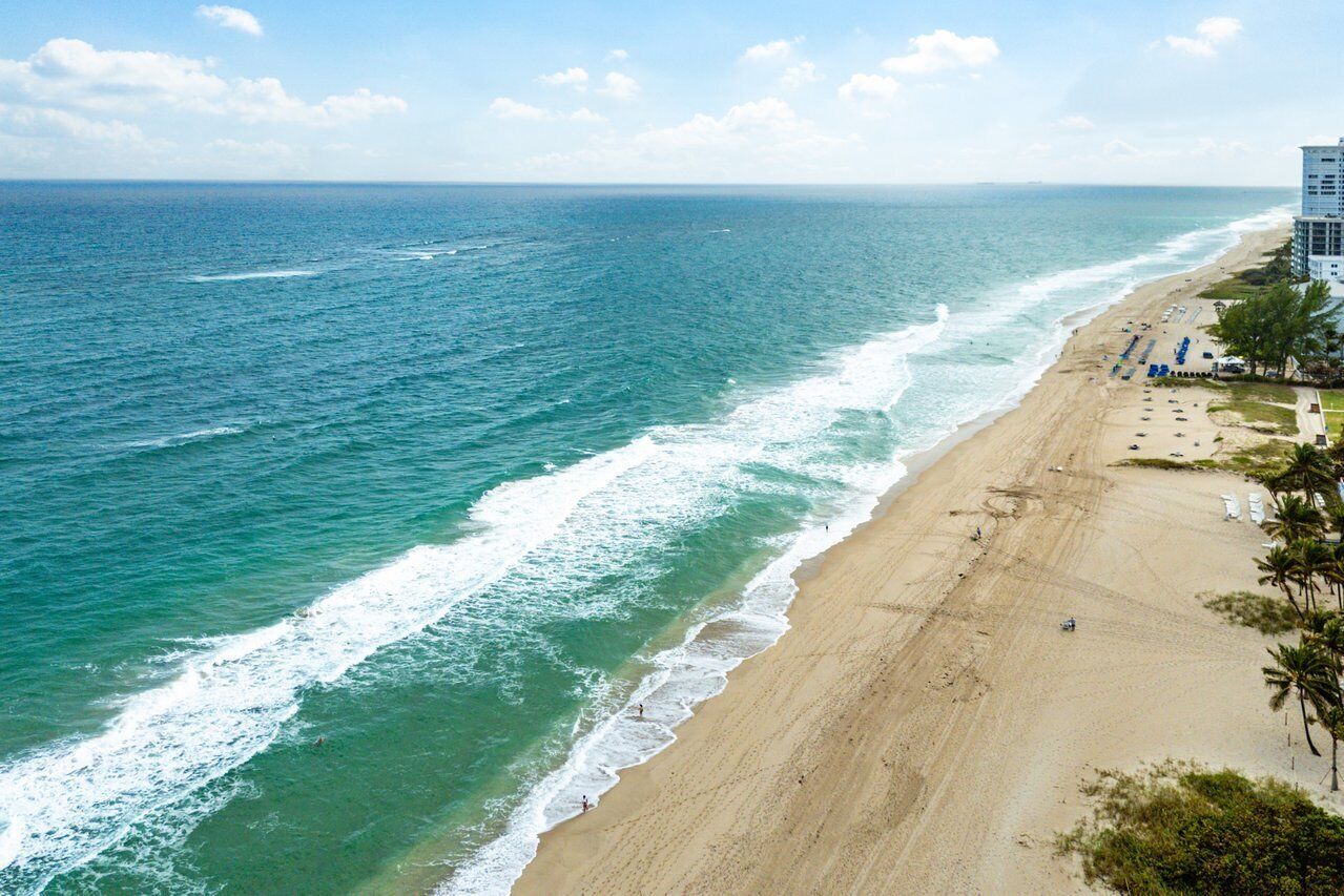Chaises longues, serviettes de plage