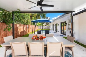 Outdoor dining - Modern heated pool home, family friendly. 3 minute walk to the beach! (Pompano Beach)