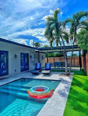 Piscina all'aperto, una piscina riscaldata