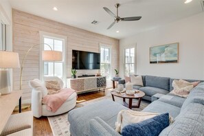 Smart TV - Carlton Landing Vacation Home - Perfect Getaway Spot! (Carlton Landing)