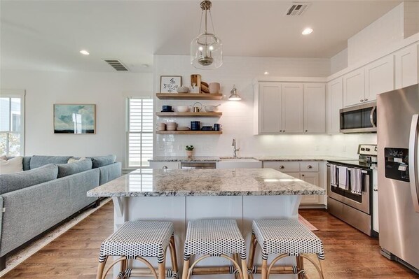 Fridge, microwave, oven, stovetop - Carlton Landing Vacation Home - Perfect Getaway Spot! (Carlton Landing)