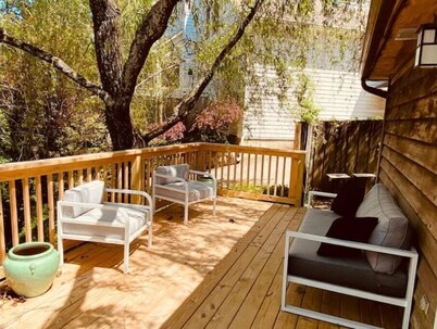 Cozy treehouse cabin with airstrip & downtown view