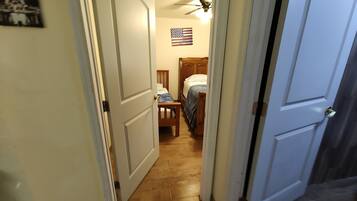 2 chambres, fer et planche à repasser, Wi-Fi, draps fournis