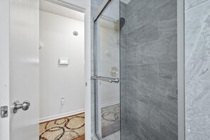 Dusche, Haartrockner, Handtücher, Seife