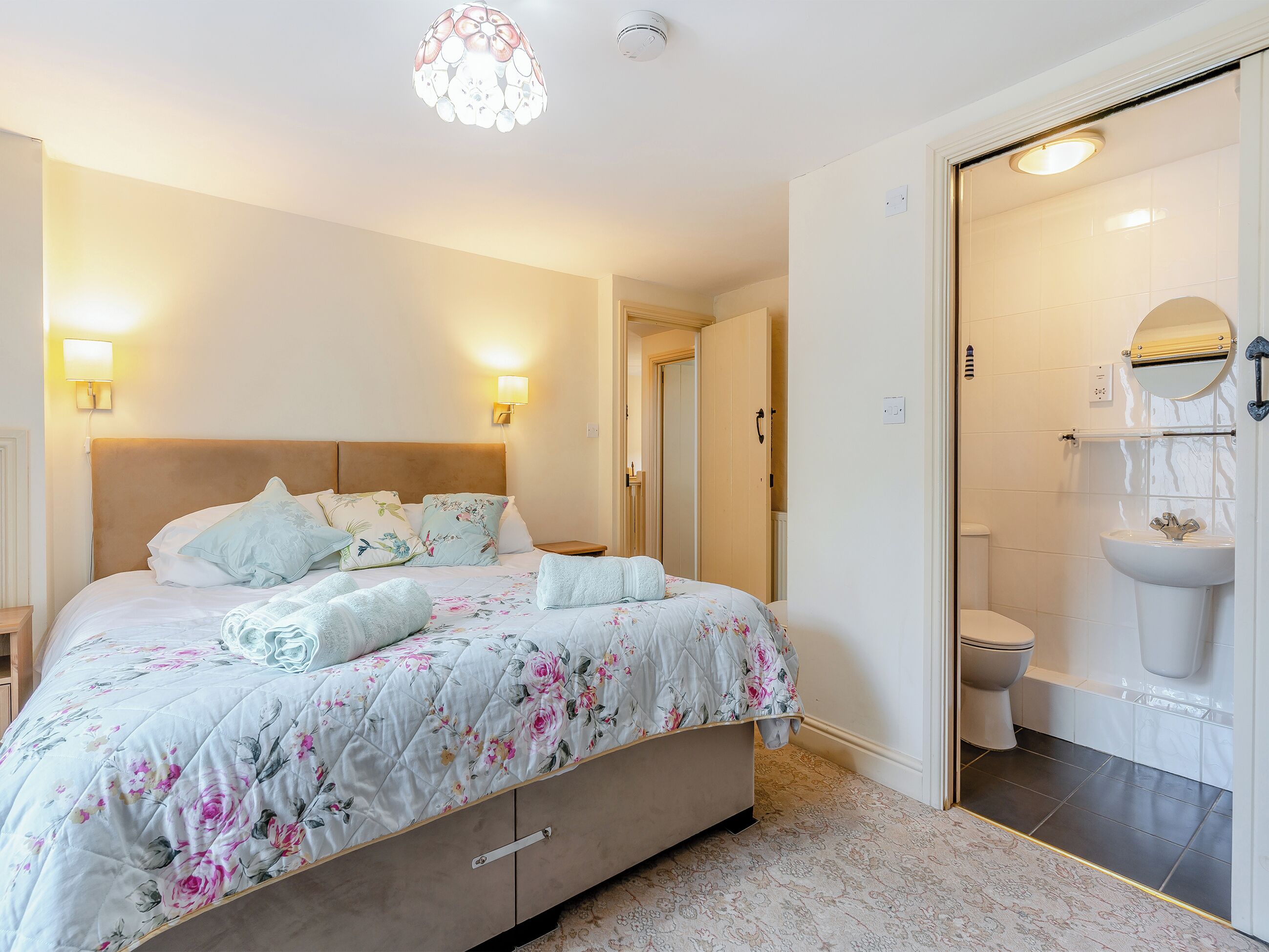 5 bedrooms, free WiFi, bed sheets