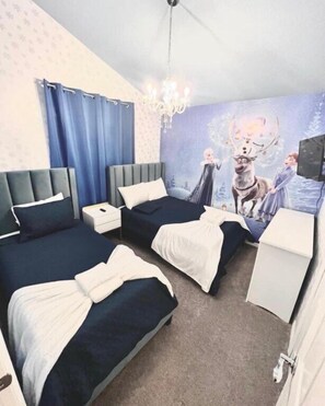 4 bedrooms, iron/ironing board, WiFi, bed sheets - 4 beds Mickey and Frozen@Disney 15 minutes (Kissimmee)