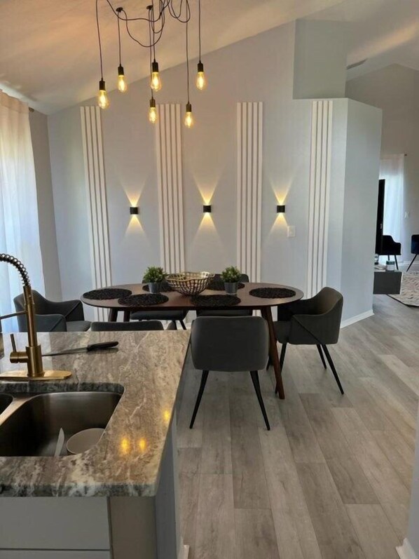 Dining - 4 beds Mickey and Frozen@Disney 15 minutes (Kissimmee)