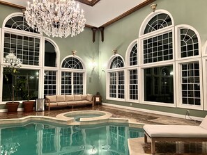 Piscina coperta, una piscina riscaldata