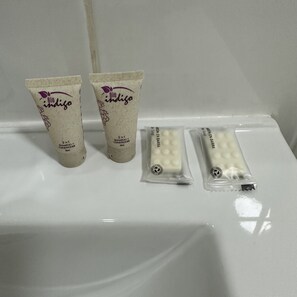 Chuveiro, chuveiro com efeito de chuva, produtos de toalete grátis