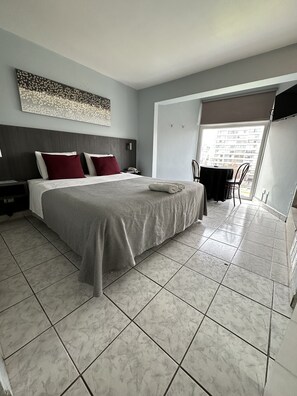 Standard-Doppelzimmer, 1 King-Bett | Schreibtisch, laptopgeeigneter Arbeitsplatz, kostenloses WLAN