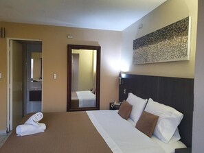 Desk, laptop workspace, free WiFi, bed sheets - Red Hotel Centric Santiago (Santiago)