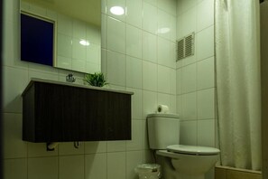 Quarto casal standard, 1 cama King | Banheiro | Chuveiro, chuveiro com efeito de chuva, produtos de toalete grátis