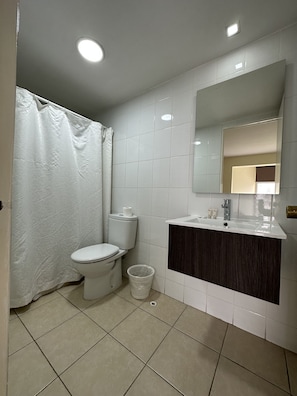 Shower, rainfall showerhead, free toiletries, hair dryer - Red Hotel Centric Santiago (Santiago)