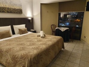 Desk, laptop workspace, free WiFi, bed sheets - Red Hotel Centric Santiago (Santiago)