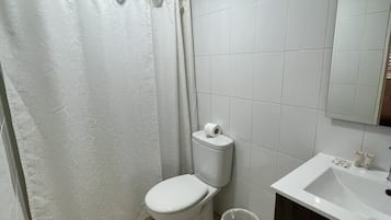 Shower, rainfall showerhead, free toiletries, hair dryer