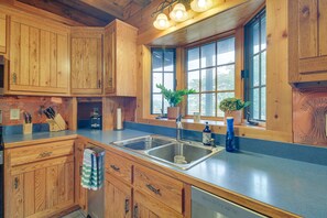 Fridge, microwave, stovetop, dishwasher - Peaceful Raphine Cottage w/ Deck & Fireplace! (Raphine)