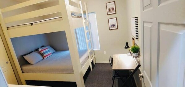2 quartos, ferros/tábuas de passar roupa, berço de viagem