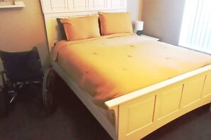2 quartos, ferros/tábuas de passar roupa, berço de viagem