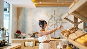 Un buffet proposant une variété de plats et une grande horloge accrochée au mur.
