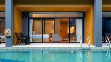 Deluxe Room, 1 King Bed, Pool Access | Balcony view