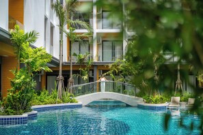 Hồ bơi ngoài trời, dù/ô trên bãi biển/hồ bơi, ghế dài tắm nắng 