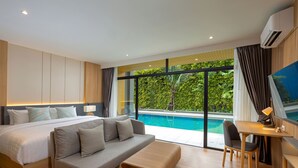Une chambre d’hôtel moderne dotée d’un grand lit, d’un canapé, d’un bureau avec une chaise, d’une télévision et offrant une vue sur une piscine.