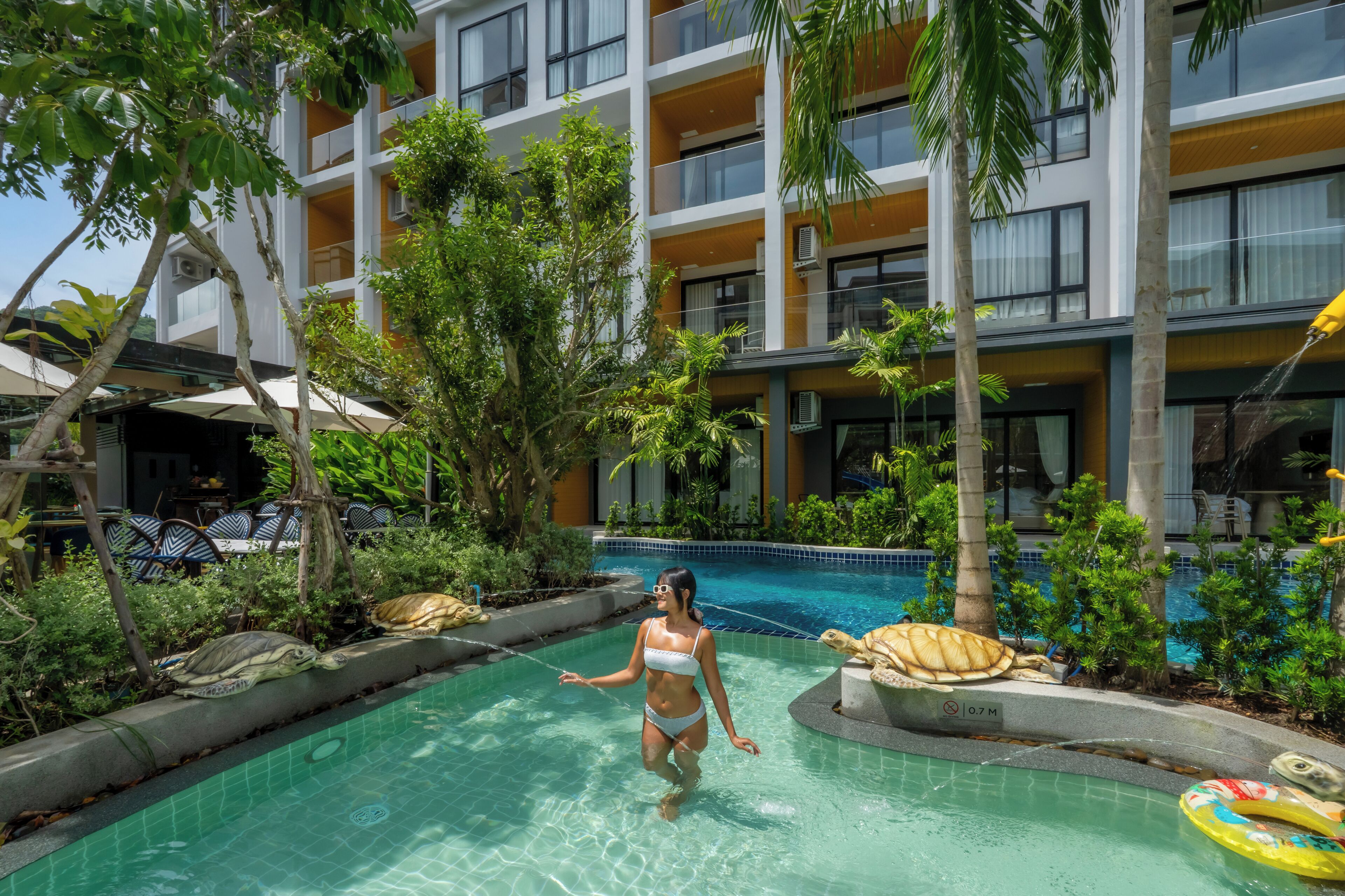 Piscina externa, guarda-sóis, espreguiçadeiras