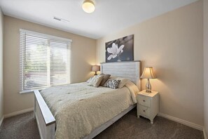 3 bedrooms, iron/ironing board, travel cot, WiFi - Southern Utah Townhome with pool and hot tub! (Kanab)