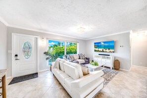 TV, tavolo da calcetto, impianto stereo