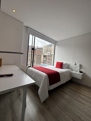 Desk, laptop workspace, free WiFi, bed sheets - Esstudia 17-4 (Bogotá)