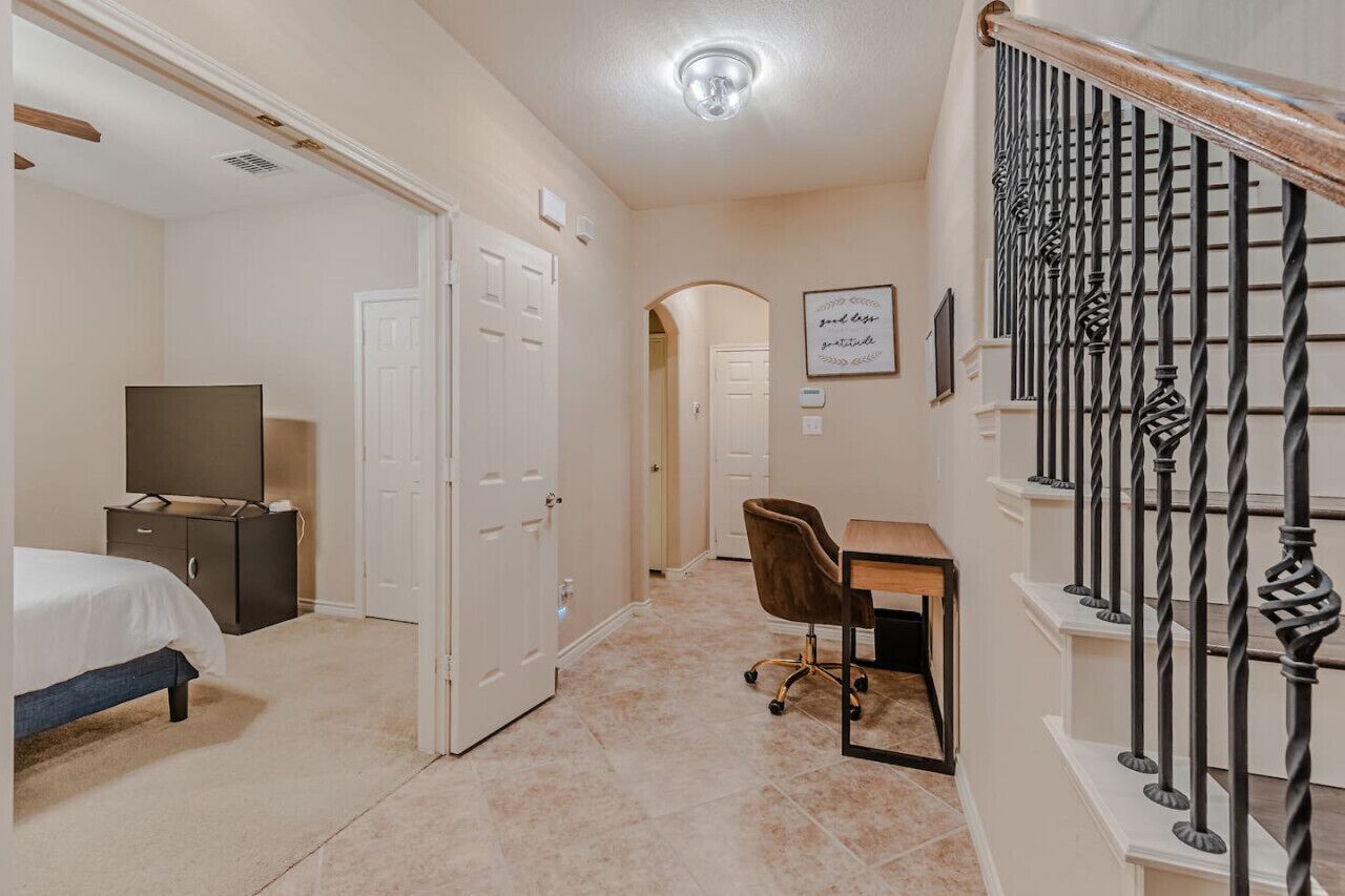 2 soverom, skrivebord, strykejern/-brett og reiseseng for barn