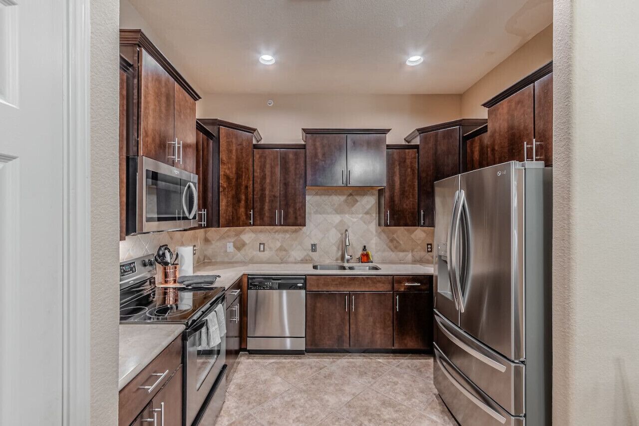 Kylskåp, mikrovågsugn, ugn och spishäll