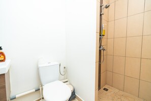 Shower, towels - Temaeo Ferry Apartment #2 (Papeete)