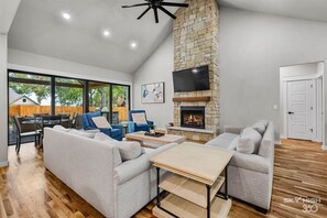 Smart TV, chimenea, futbolito y libros 