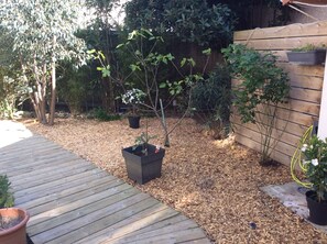 Property grounds - Charming cottage with terrace and garden view, 500 m from the beach. (Ouistreham)