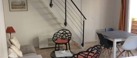 Una televisión, libros