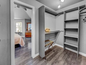 4 chambres, bureau, fer et planche à repasser, lit parapluie