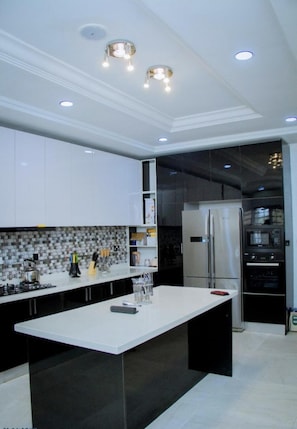 Villa | Cuisine privée | Réfrigérateur, micro-ondes, four, plaque de cuisson