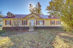 Exterior - Pet-Friendly Checotah Home w/ Deck & Lake Views! (Checotah)